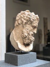 a bust of a man in a museum